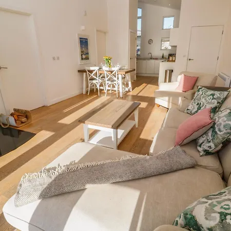 Una, 77 St Ives (Cornwall)